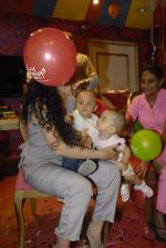 Manyata Dutt with her kids at Hamleys birthday bash in Phoenix Mill on 26th Nov 2011 (53).JPG